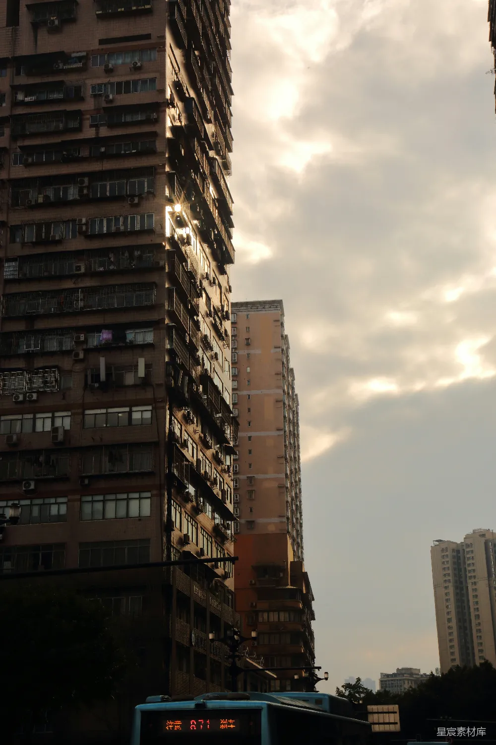 高清摄影  云层密布的天空下的高层公寓楼