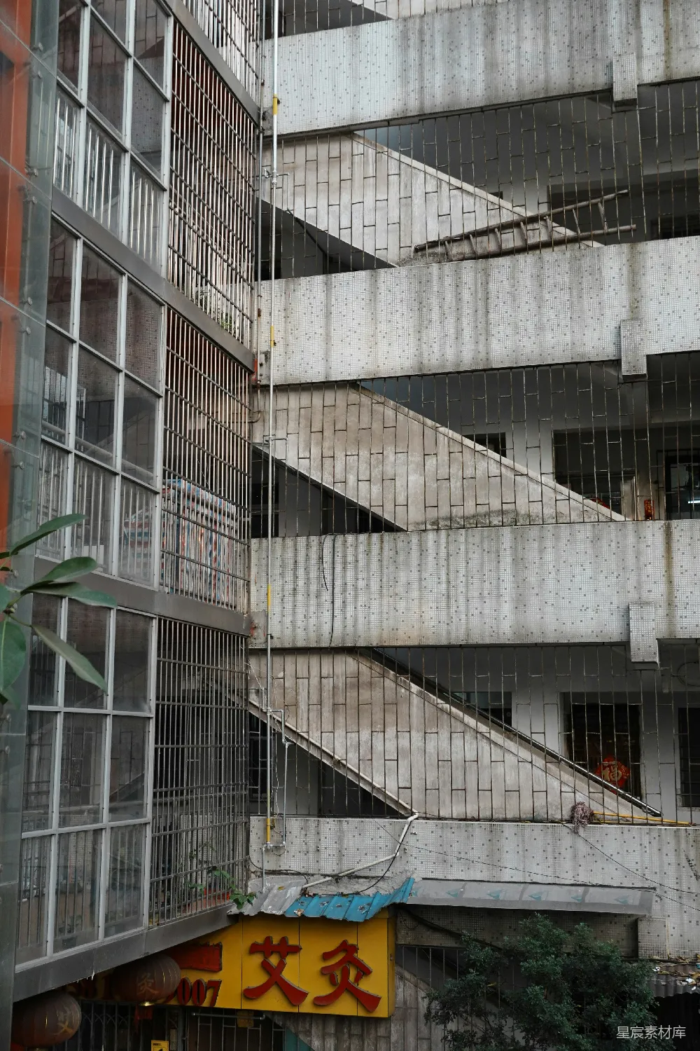 高清摄影  混凝土楼梯沿着一座风化的建筑外墙向上延伸。