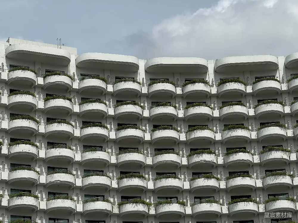 高清摄影  现代化的白色建筑，有许多阳台。