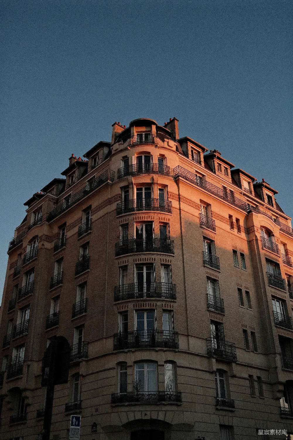 高清摄影  装饰华丽的巴黎建筑沐浴在温暖的夕阳之中。