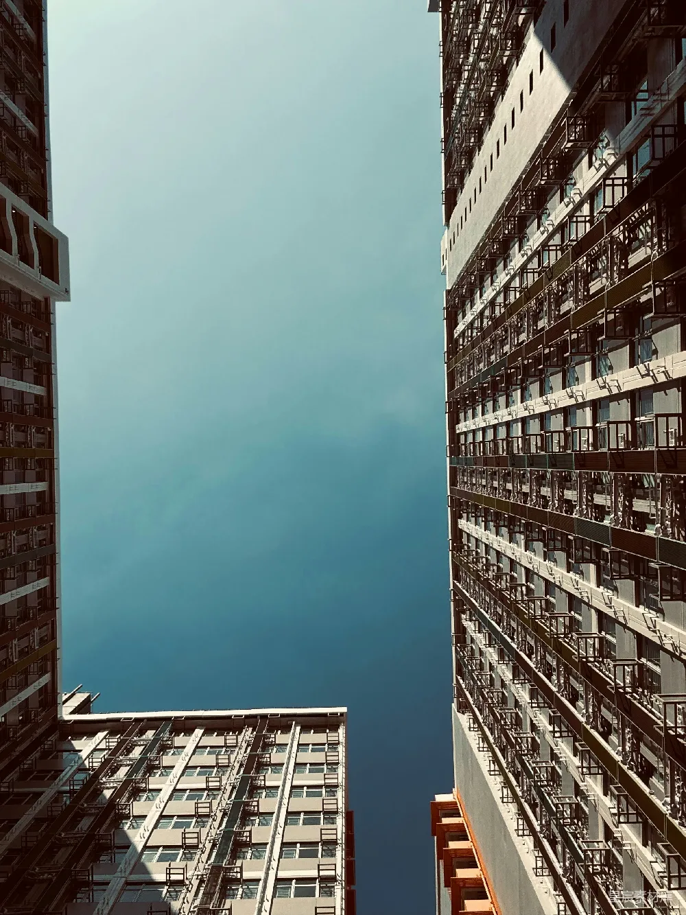 高清摄影  仰望蓝天下的高楼大厦。