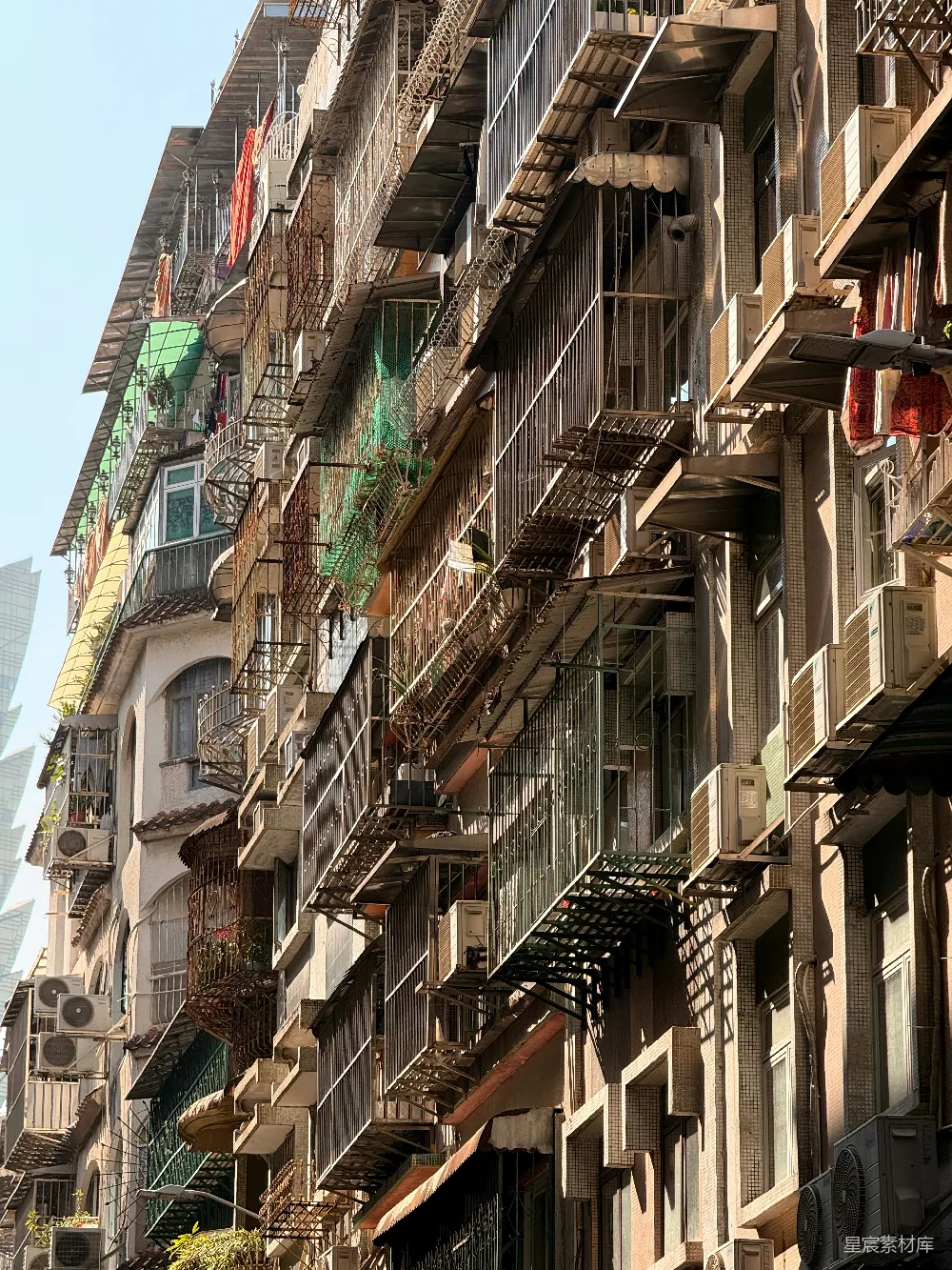 高清摄影  密集的公寓楼，有许多阳台和空调。