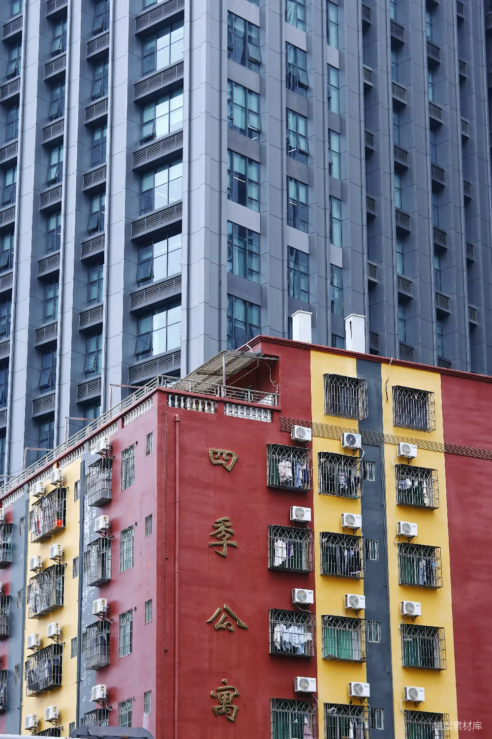 高清摄影  色彩斑斓的公寓大楼，背景是现代化的高层建筑