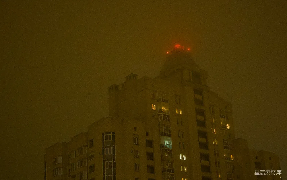 高清摄影  夜晚发光窗户的高楼