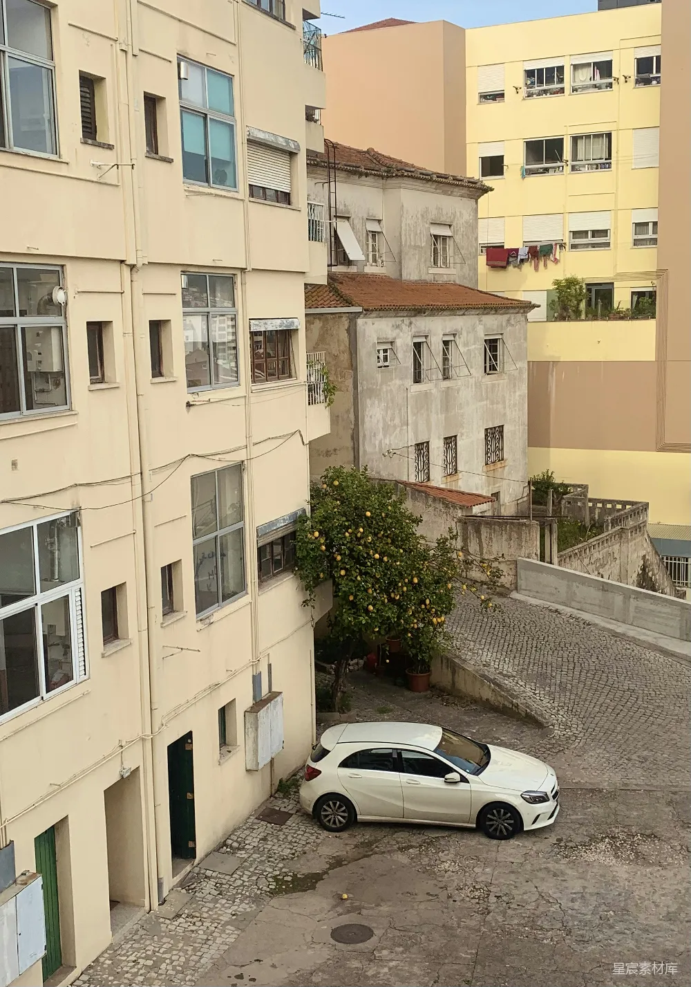 高清摄影 旅行 一辆白色的汽车停在一座建筑前