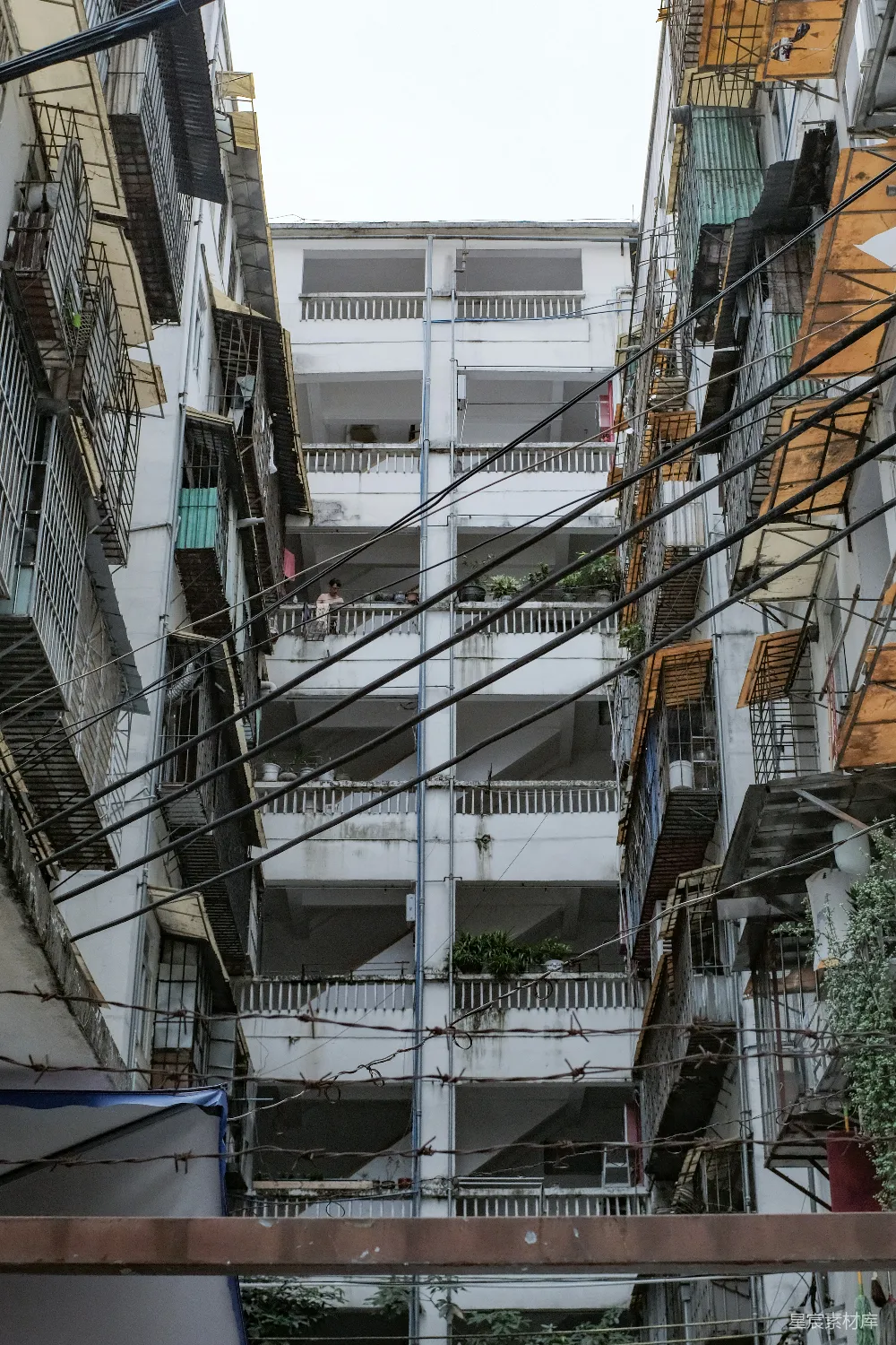 高清摄影  有许多阳台和电线的老公寓楼