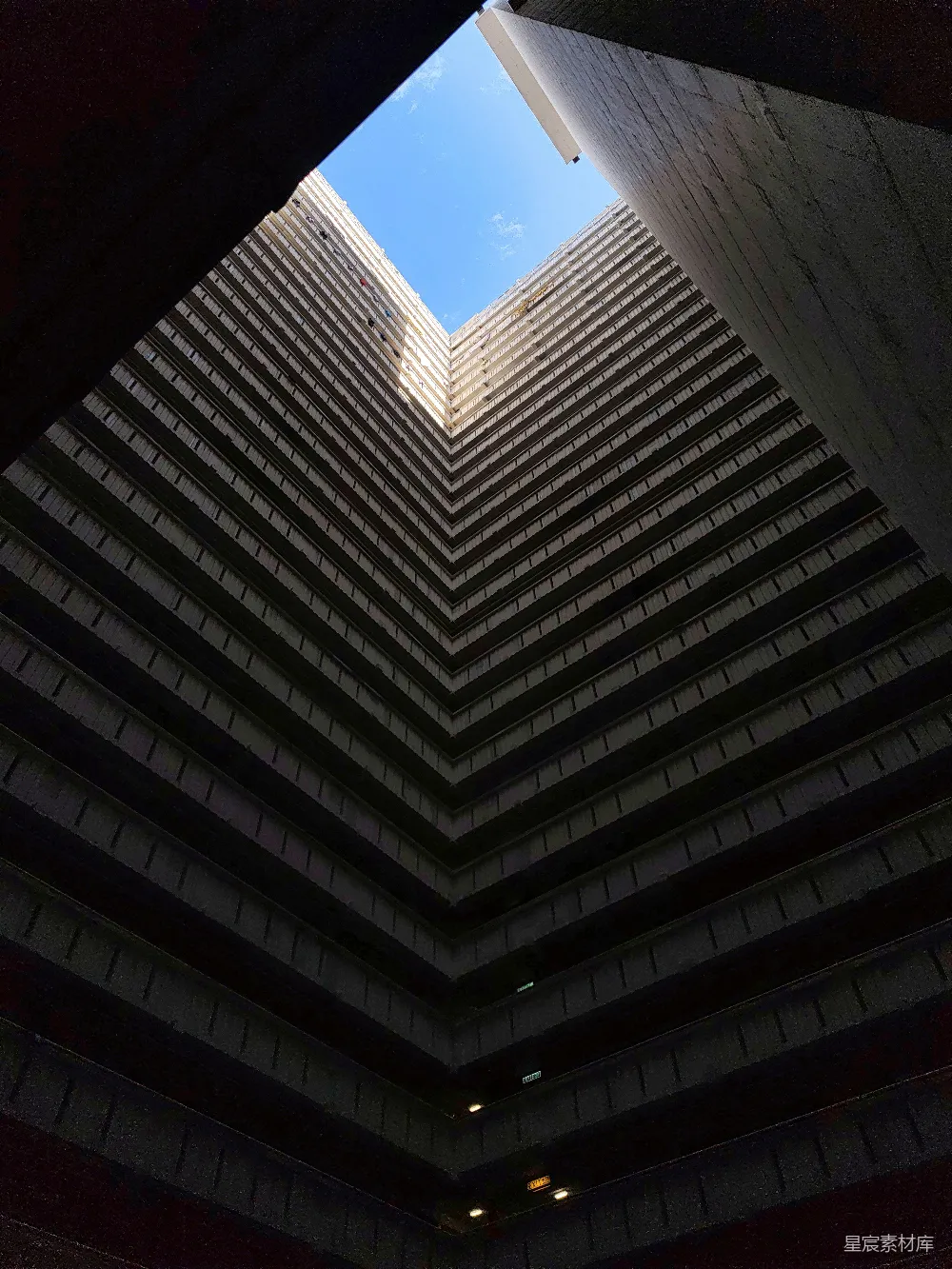 高清摄影  抬头看一座建筑的几何混凝土结构