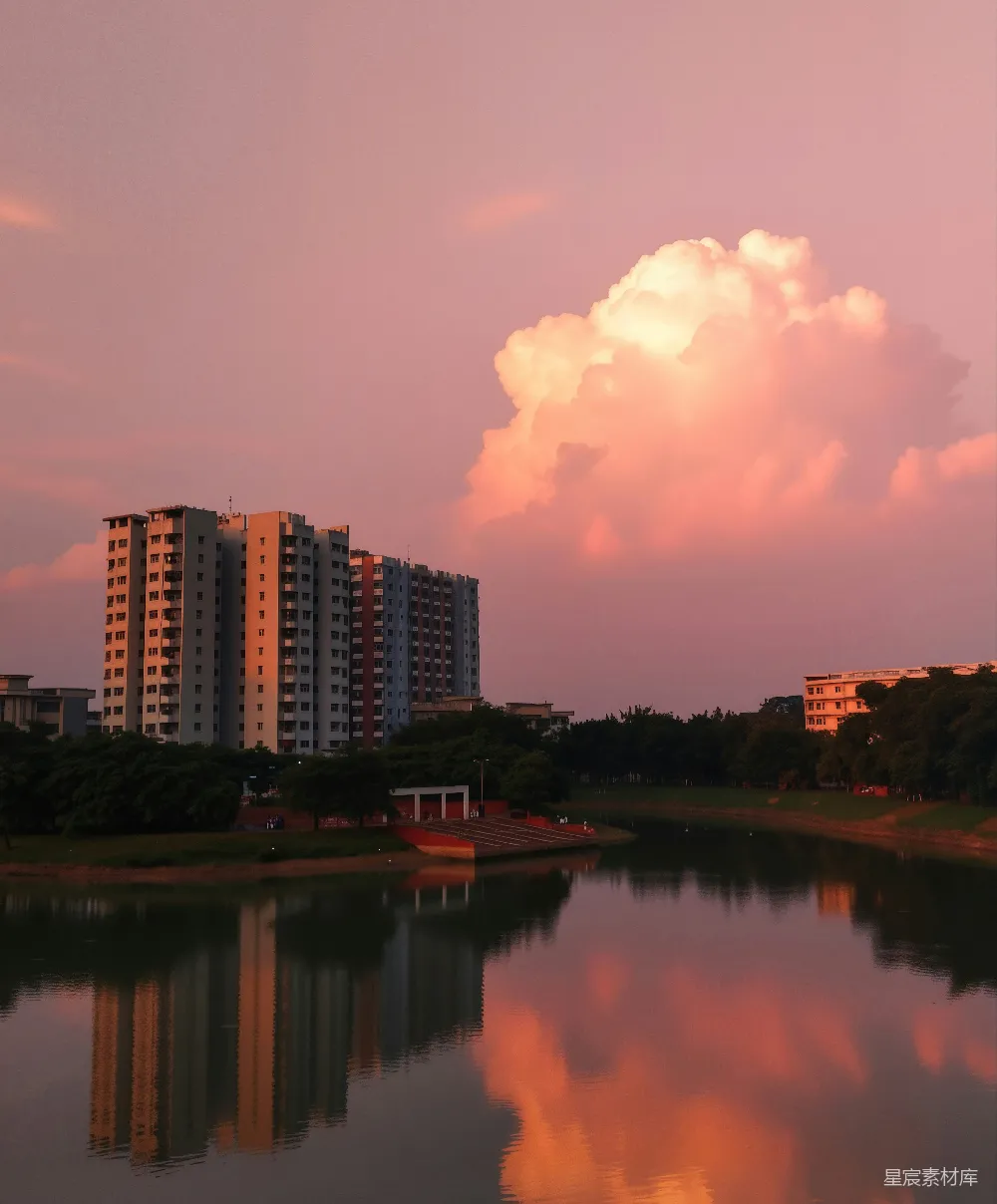 高清摄影  夕阳下，湖面映出建筑物的倒影。