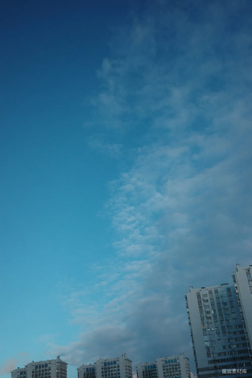 高清摄影  高大的白色建筑物映衬在明亮的蓝色天空下。