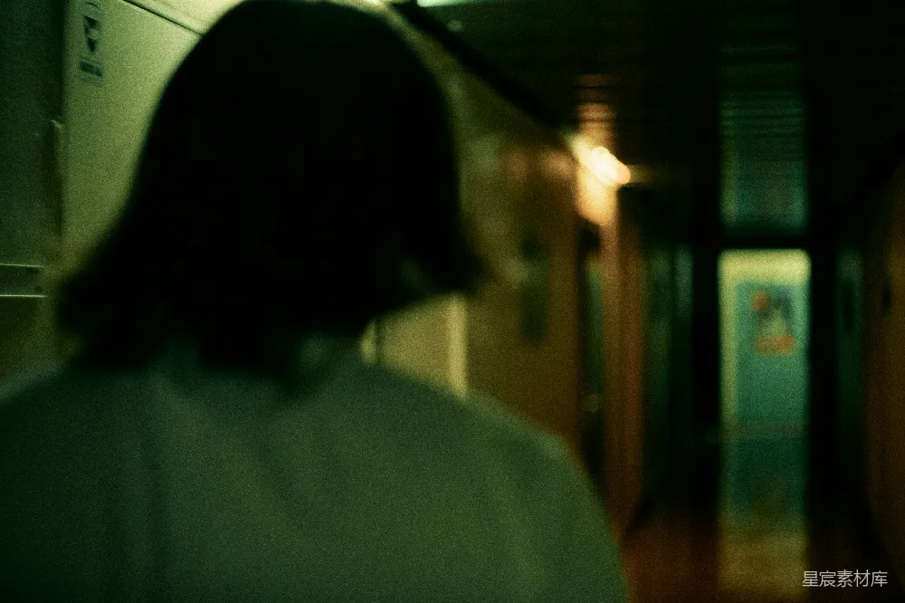 高清摄影  穿着白色衬衫的女人站在棕色木门前。