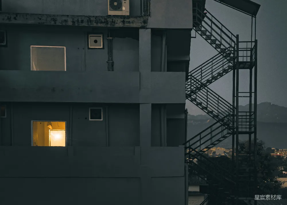 高清摄影  带有照明窗户和黑暗窗户的建筑物外观。