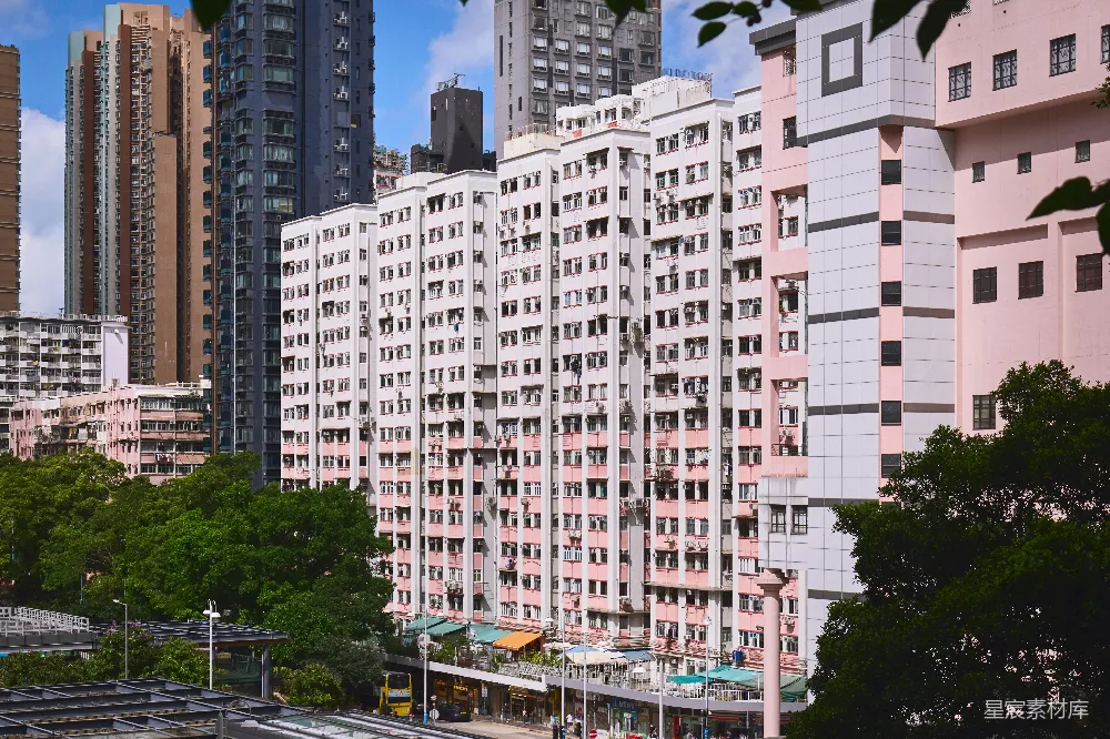 高清摄影  密集城市环境中高大的公寓大楼。