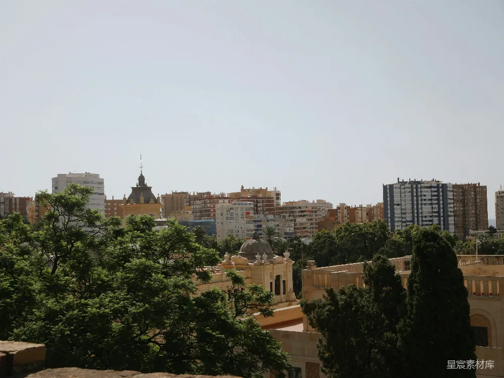 高清摄影  城市天际线，晴天下的建筑物和树木