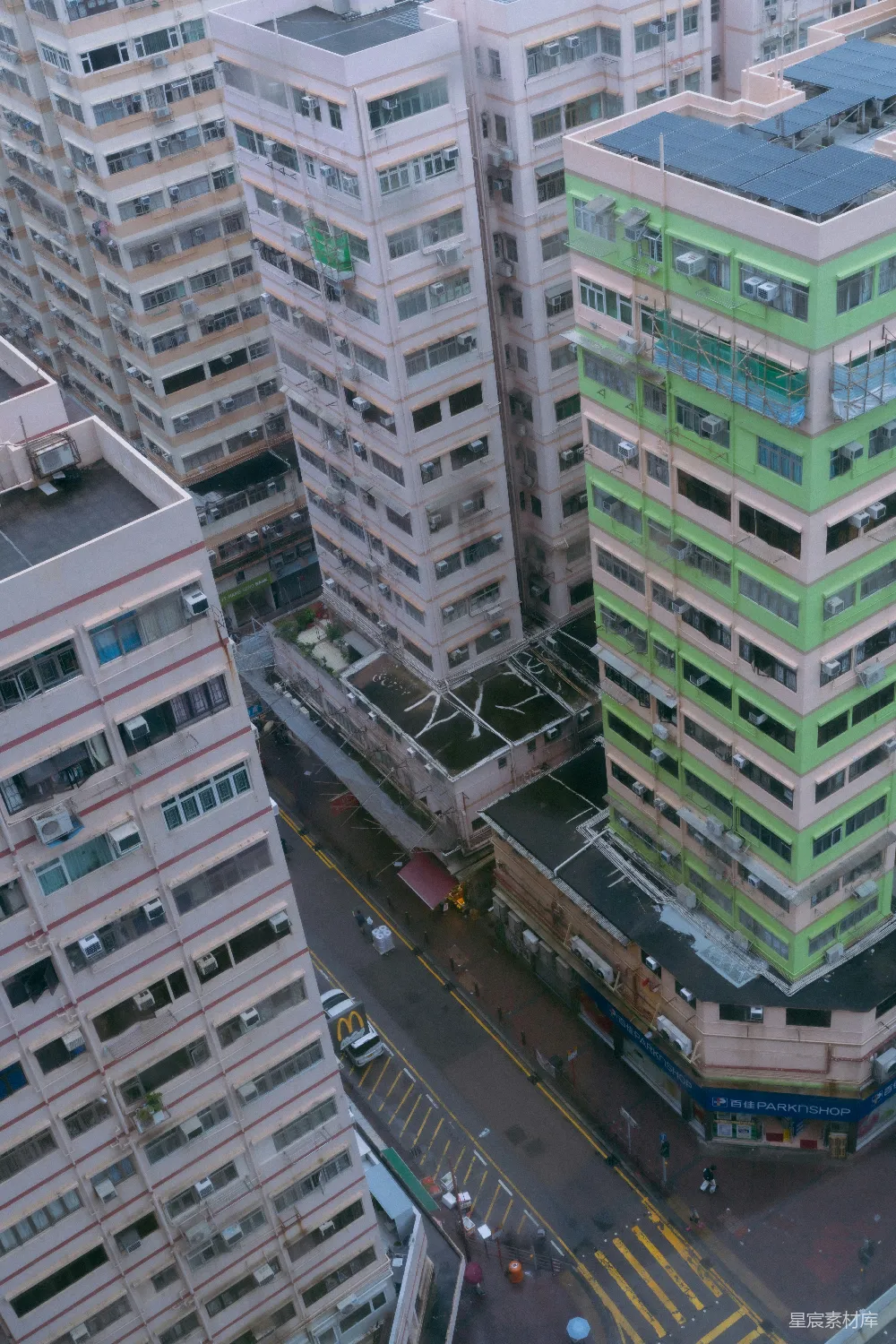 高清摄影  密集的城市景观，一条街道和色彩缤纷的建筑。