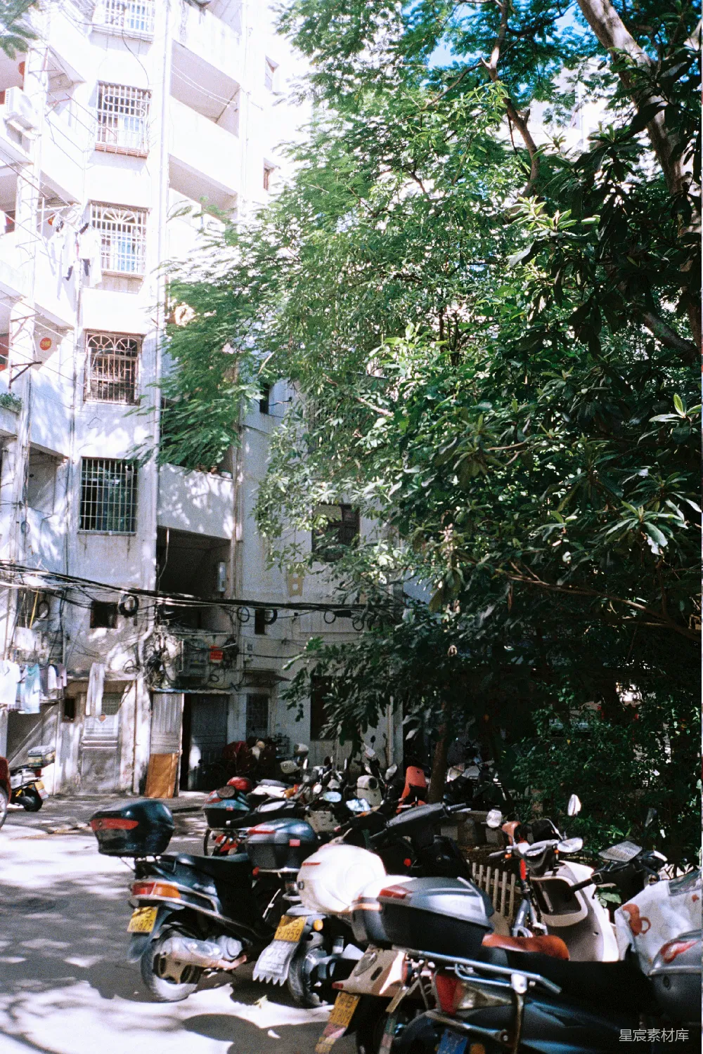 高清摄影  摩托车停在建筑物之间的狭窄小巷里。