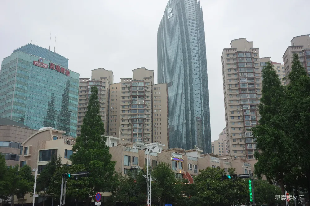高清摄影  现代摩天大楼和住宅楼矗立在绿树丛中。