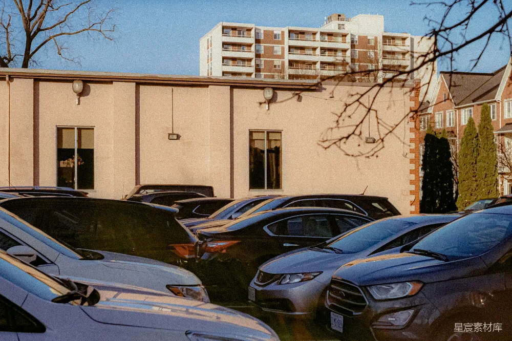 高清摄影 电影 停车场里的汽车，后面有建筑物。