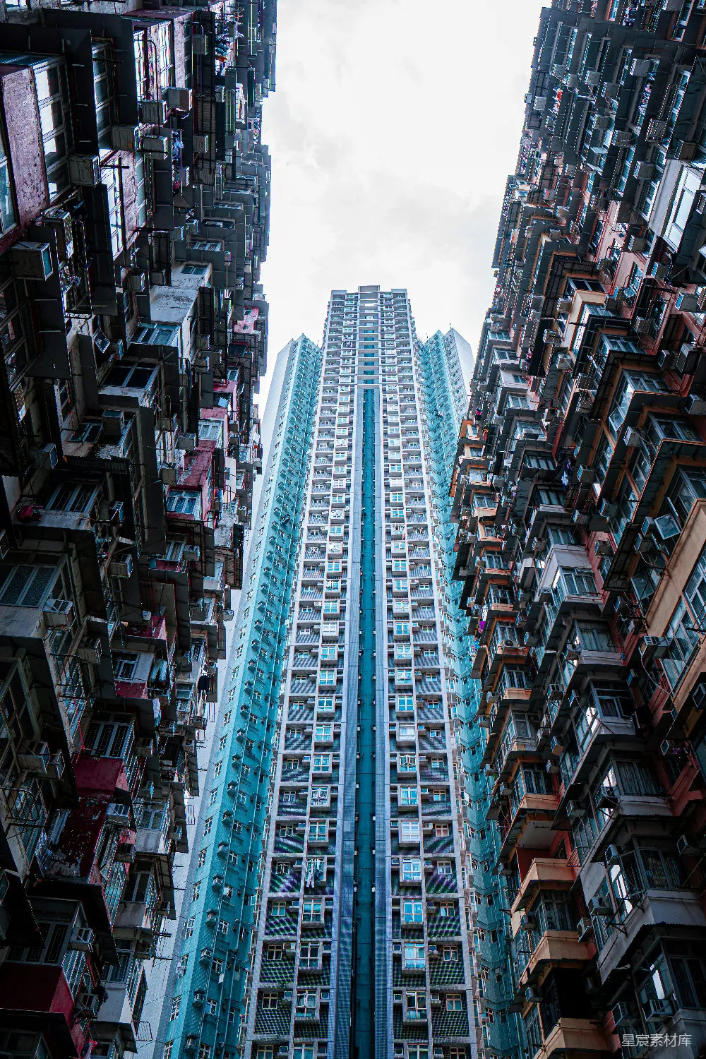 高清摄影  高大的密集住宅楼围绕着一座现代化的摩天大楼。