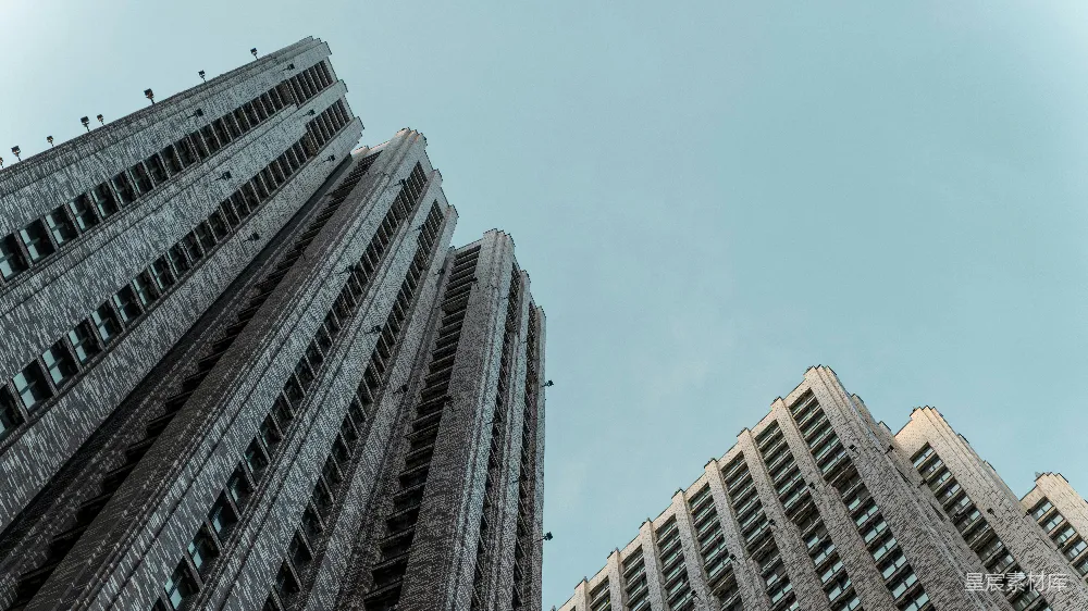 高清摄影  两座高大的装饰艺术风格建筑在晴朗的天空下。