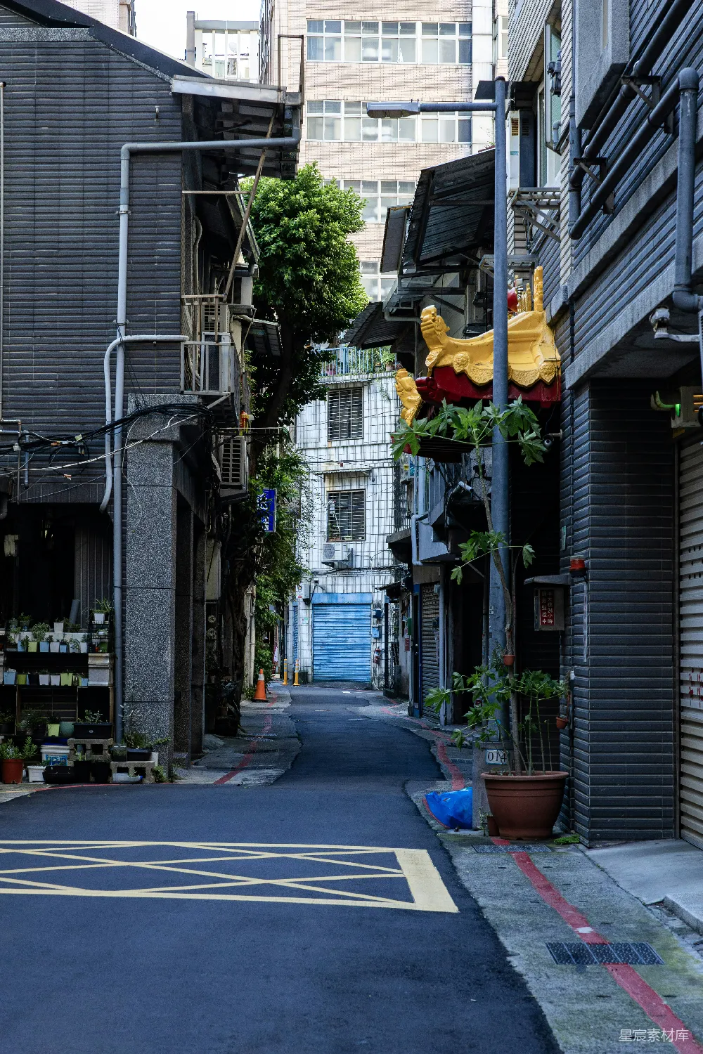 高清摄影  在新旧建筑之间的狭窄小巷