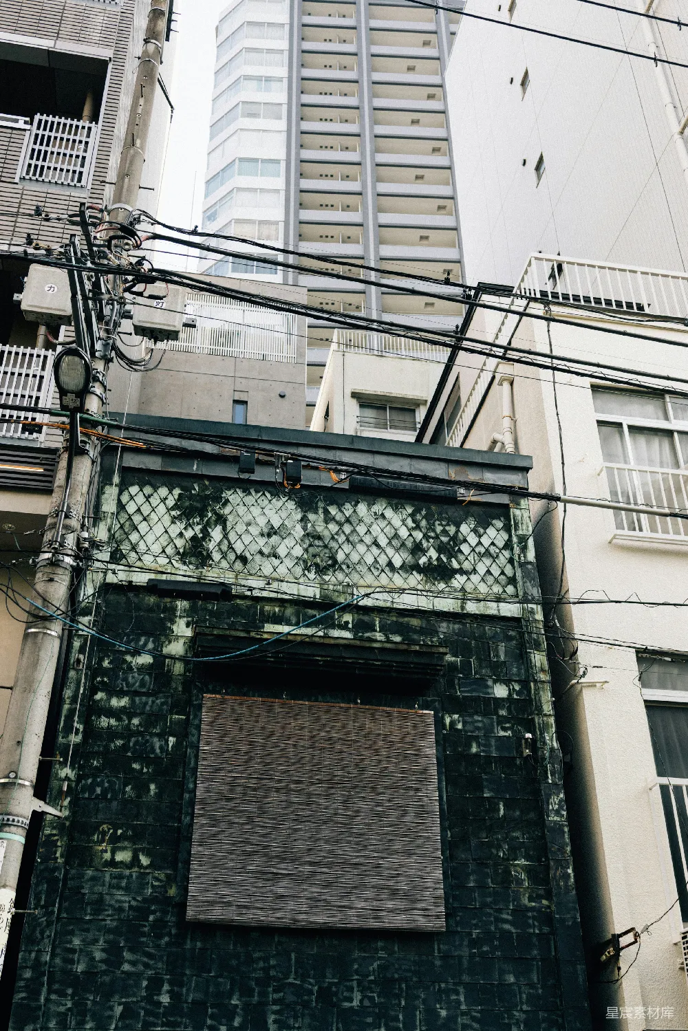 高清摄影  旧建筑外墙与身后现代化摩天大楼