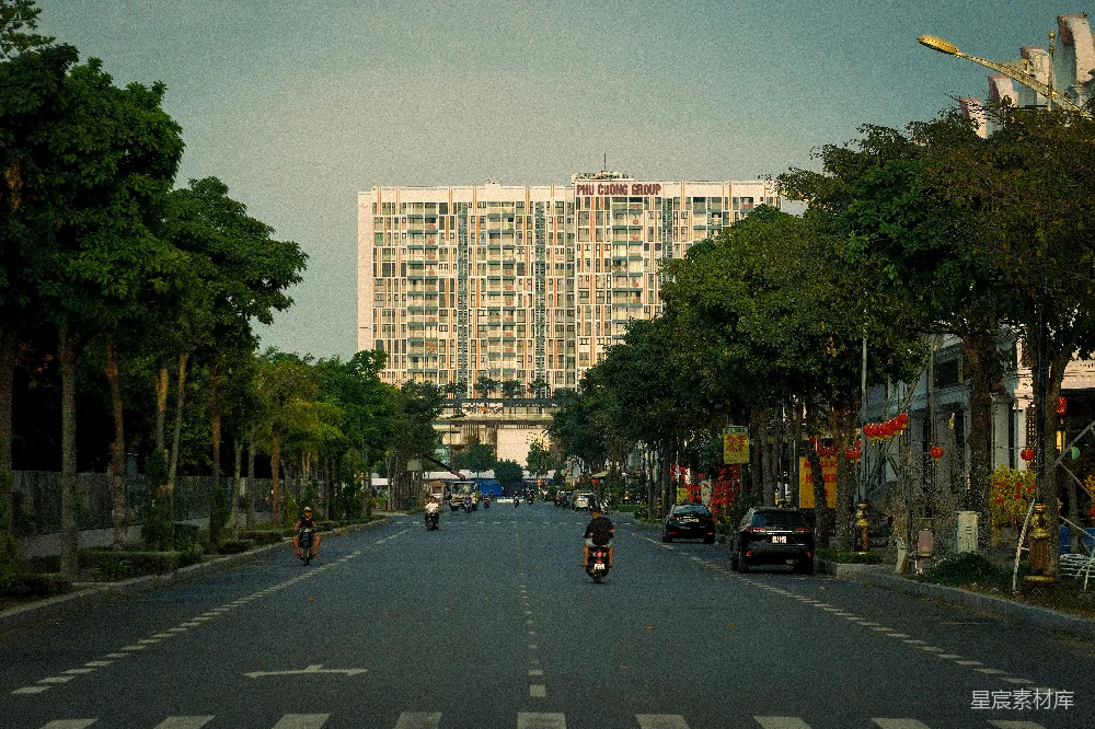 高清摄影 壁纸 一条宽阔的街道通向一座高大的公寓楼。