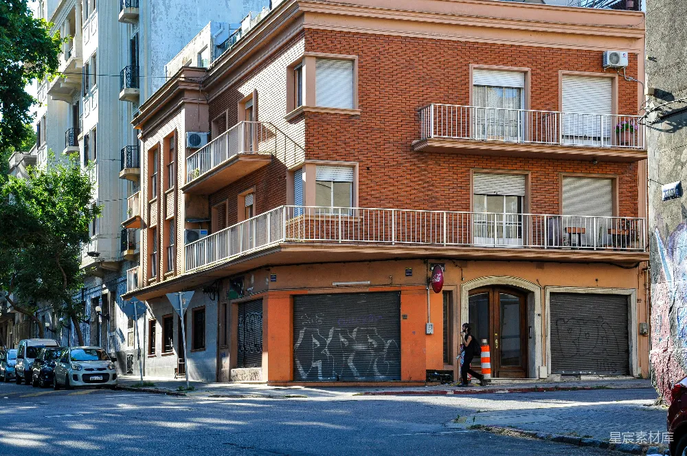 高清摄影  在城市街道上的一栋砖砌建筑，带有橙色装饰。