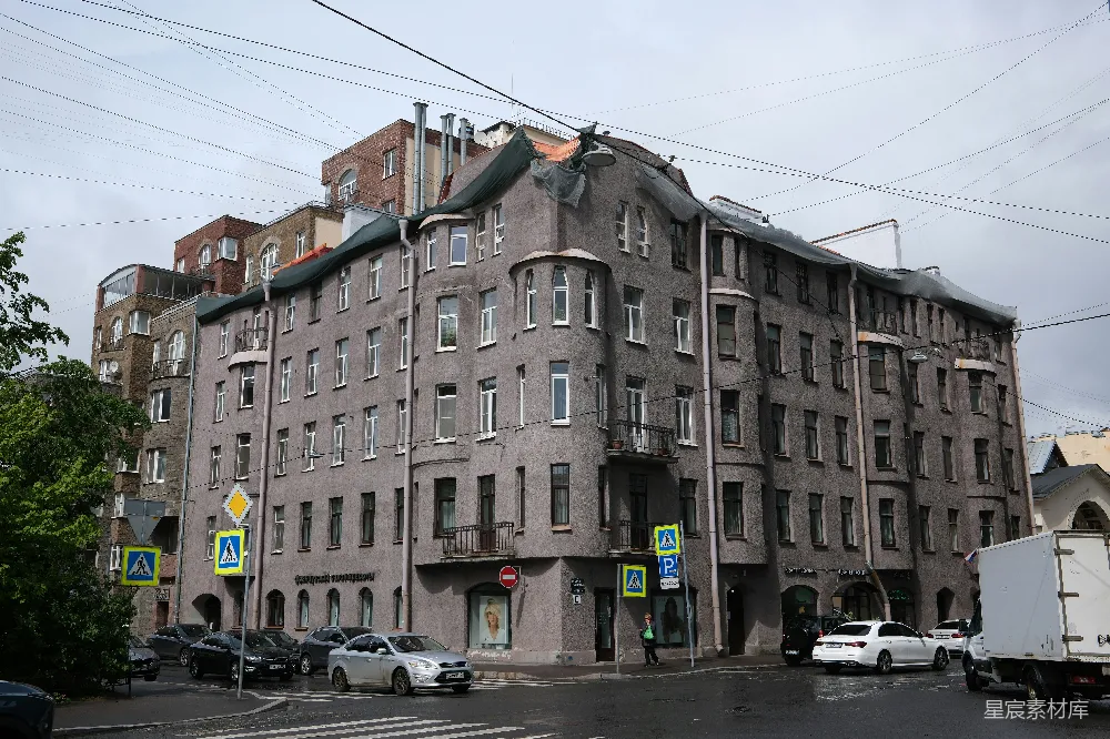高清摄影  一座历史性的灰色建筑位于城市街角。