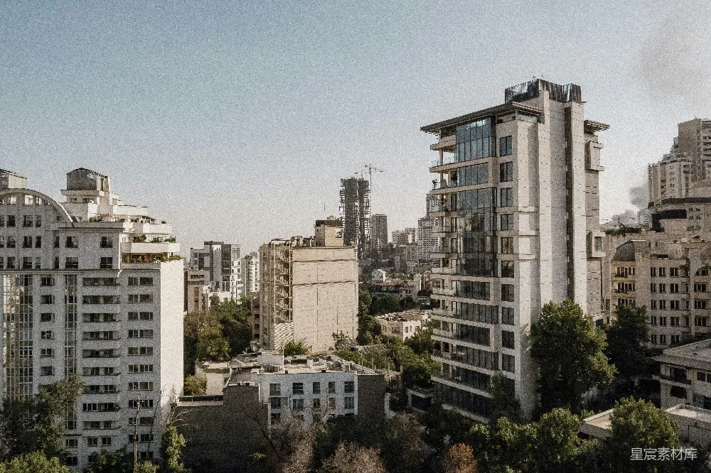 高清摄影  白天的城市景观，有高大的建筑物和绿树成荫。