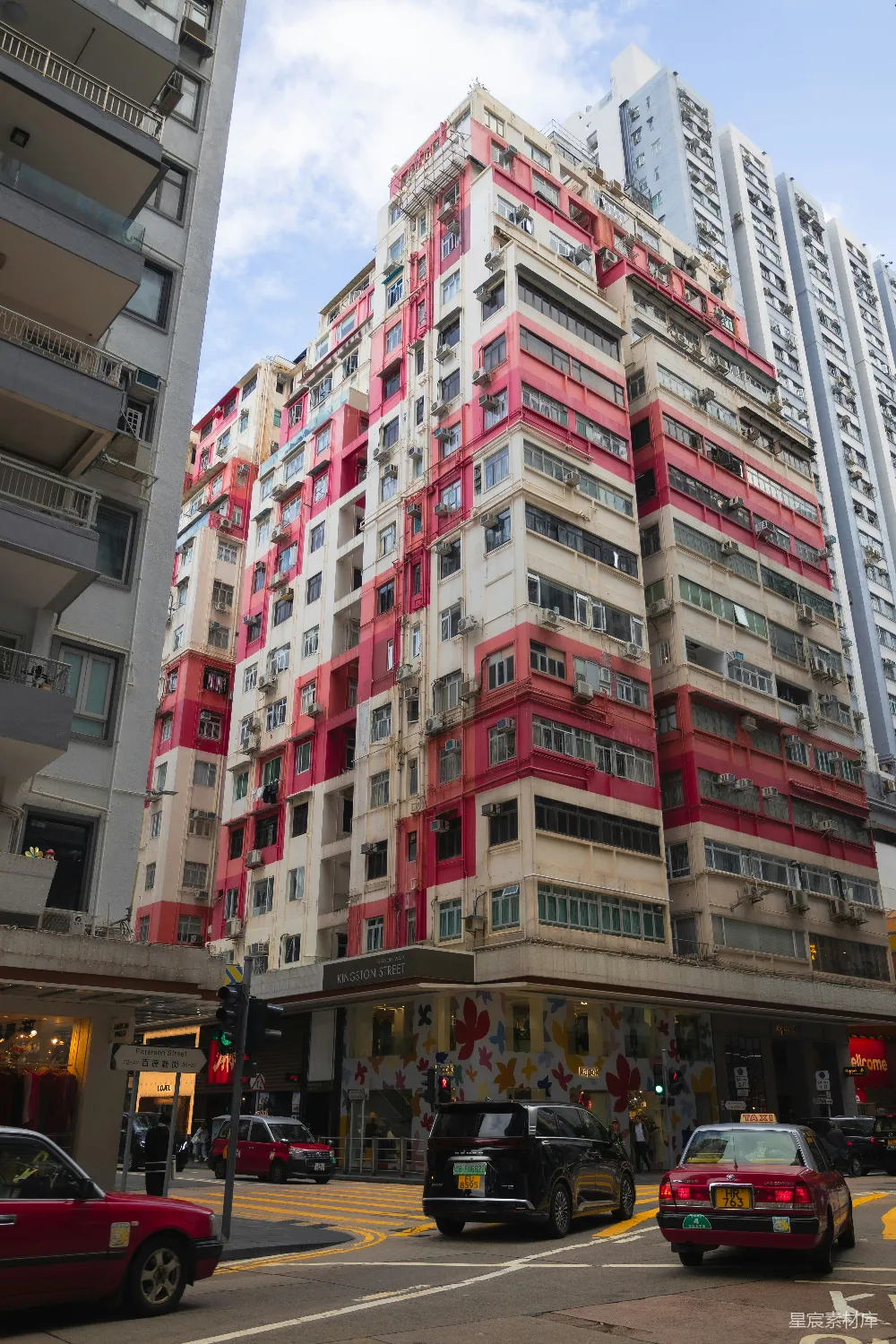 高清摄影  城市街道上的彩色公寓楼。