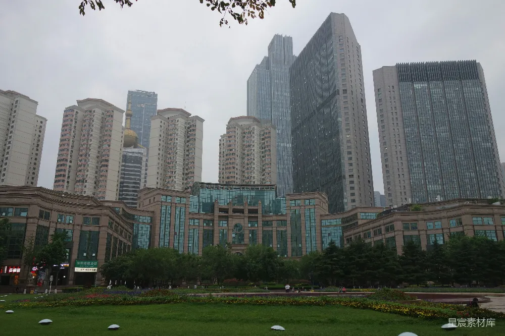 高清摄影  现代化城市中的高楼和公园。
