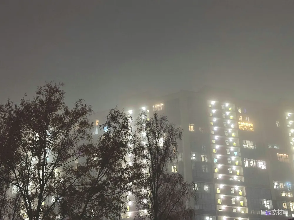 高清摄影  夜幕降临，雾气笼罩下的公寓楼。