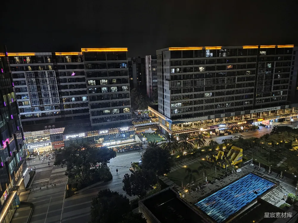 高清摄影  夜晚灯火通明的现代建筑。