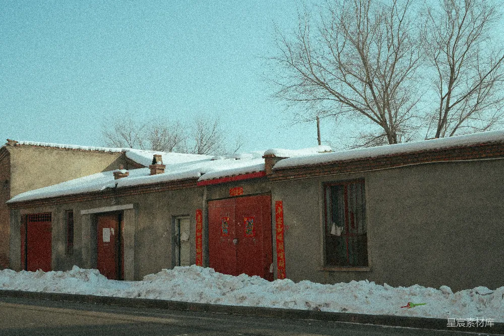 高清摄影  旧建筑，红门，地面上有积雪。