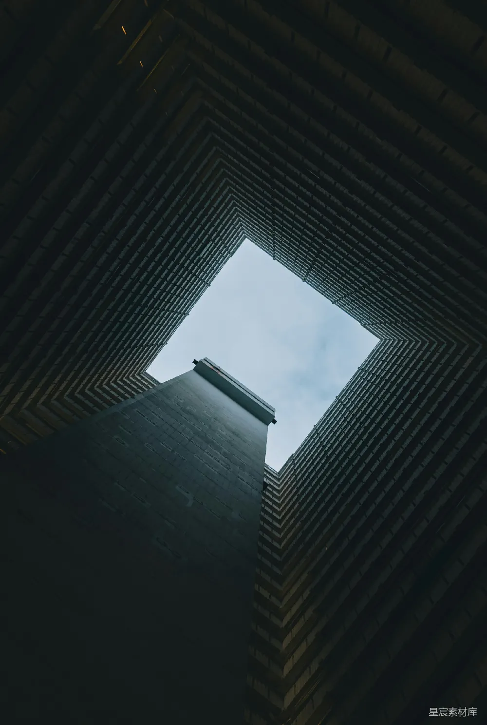 高清摄影  透过混凝土建筑物的竖井向上看天