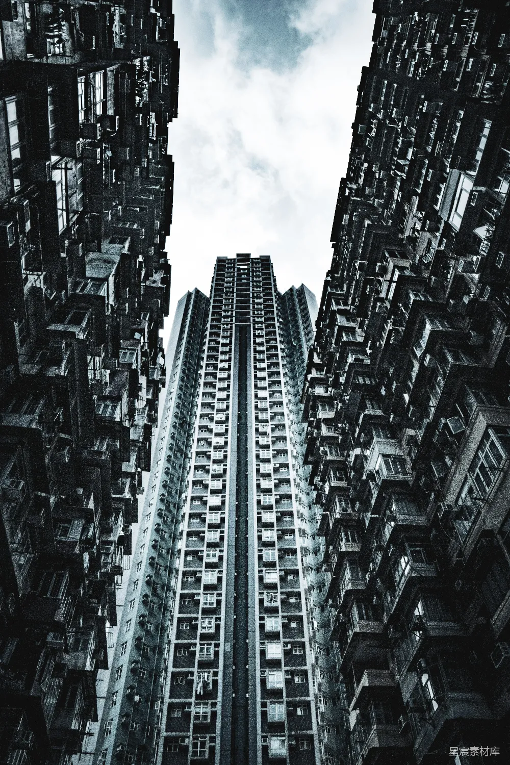 高清摄影  现代摩天大楼被密集的老住宅楼包围着。