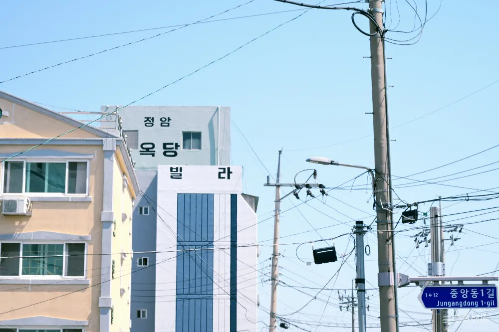 高清摄影  韩式建筑与错综复杂的电线在晴朗的天空下形成鲜明对比。