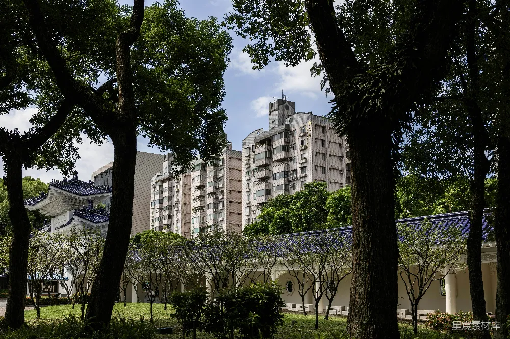 高清摄影  树木围绕建筑和一个传统的中式庭院。