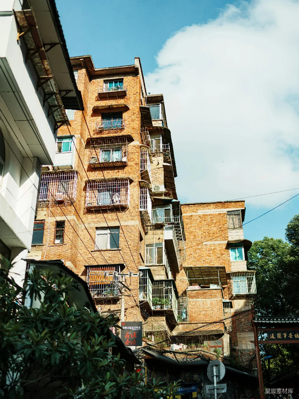 高清摄影  一座高大的老砖房公寓楼在蓝天之下。