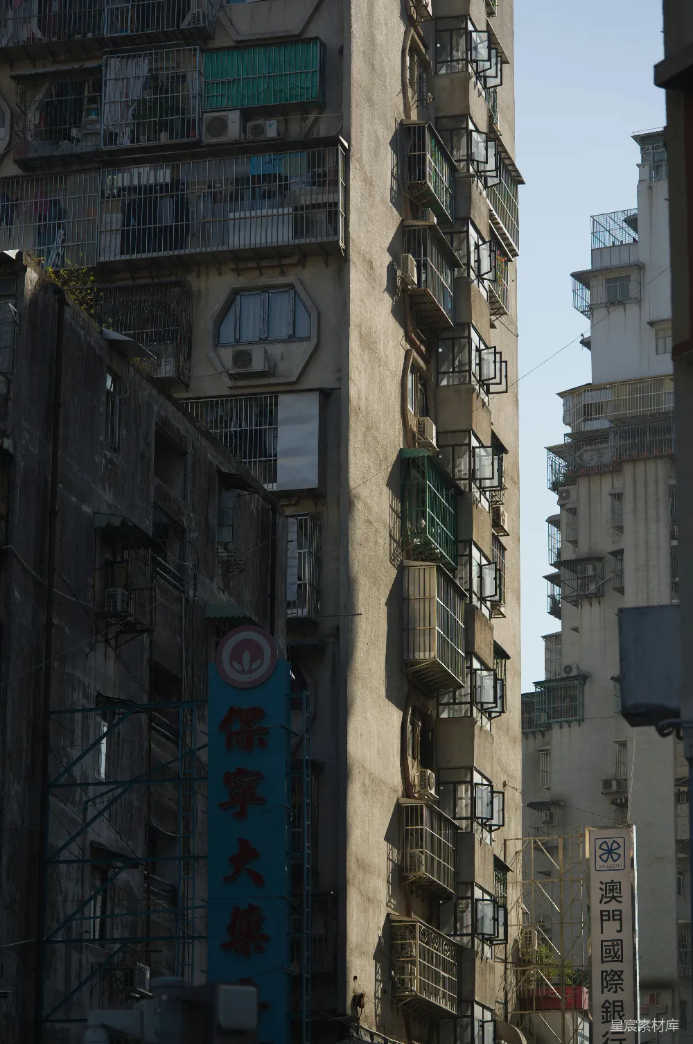 高清摄影  高而窄的建筑物，有许多窗户和阳台。