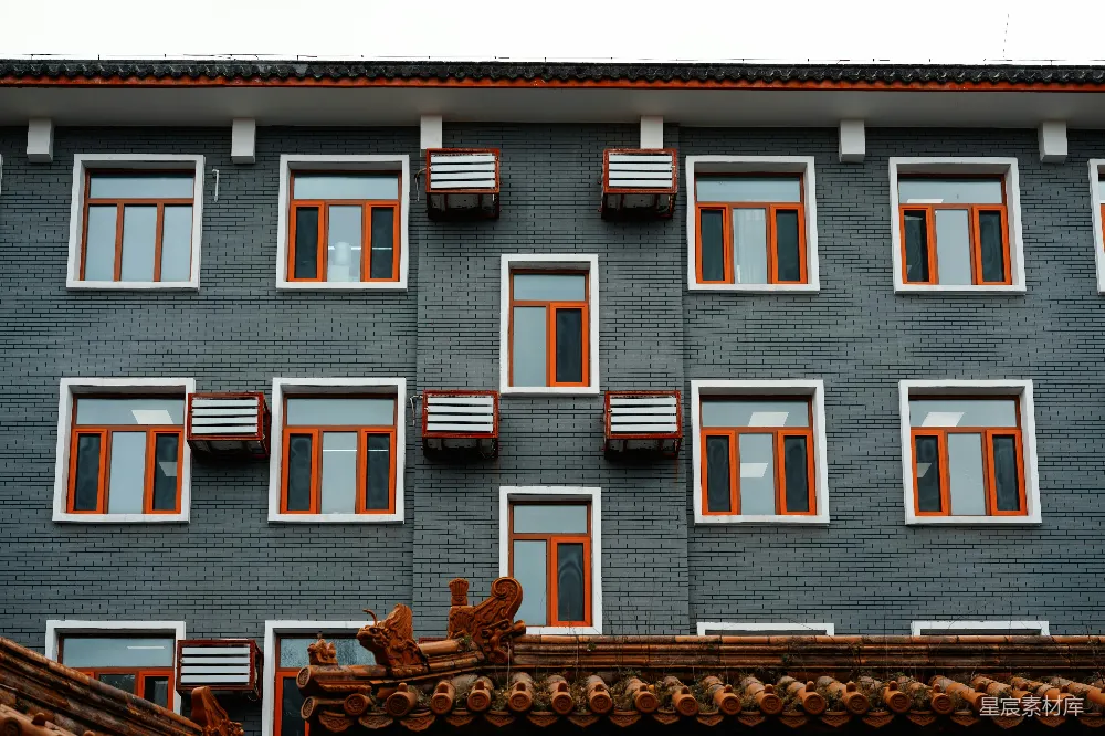 高清摄影  现代建筑外立面，重复排列的窗户和空调机组