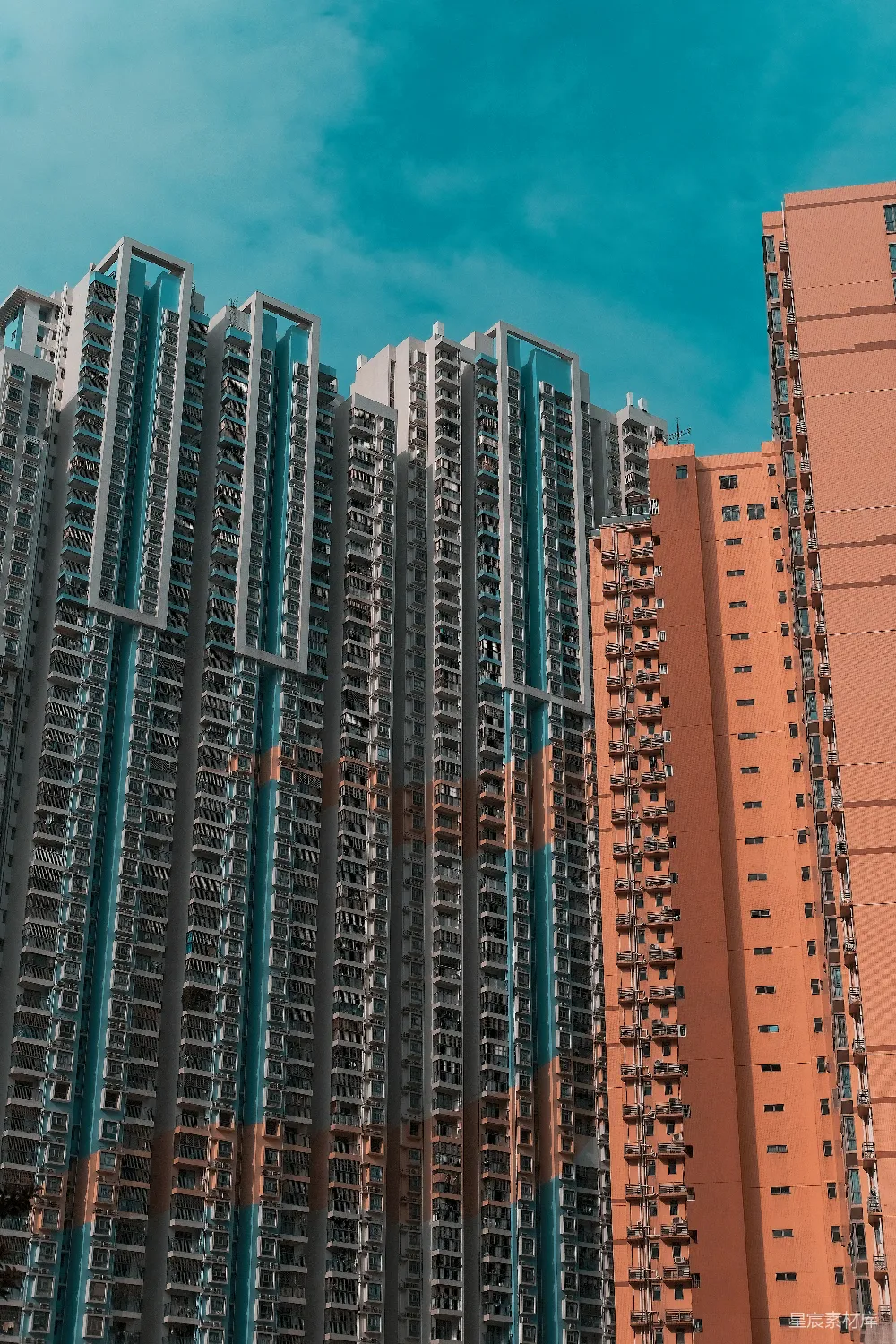 高清摄影  高楼大厦在明亮的蓝天背景下