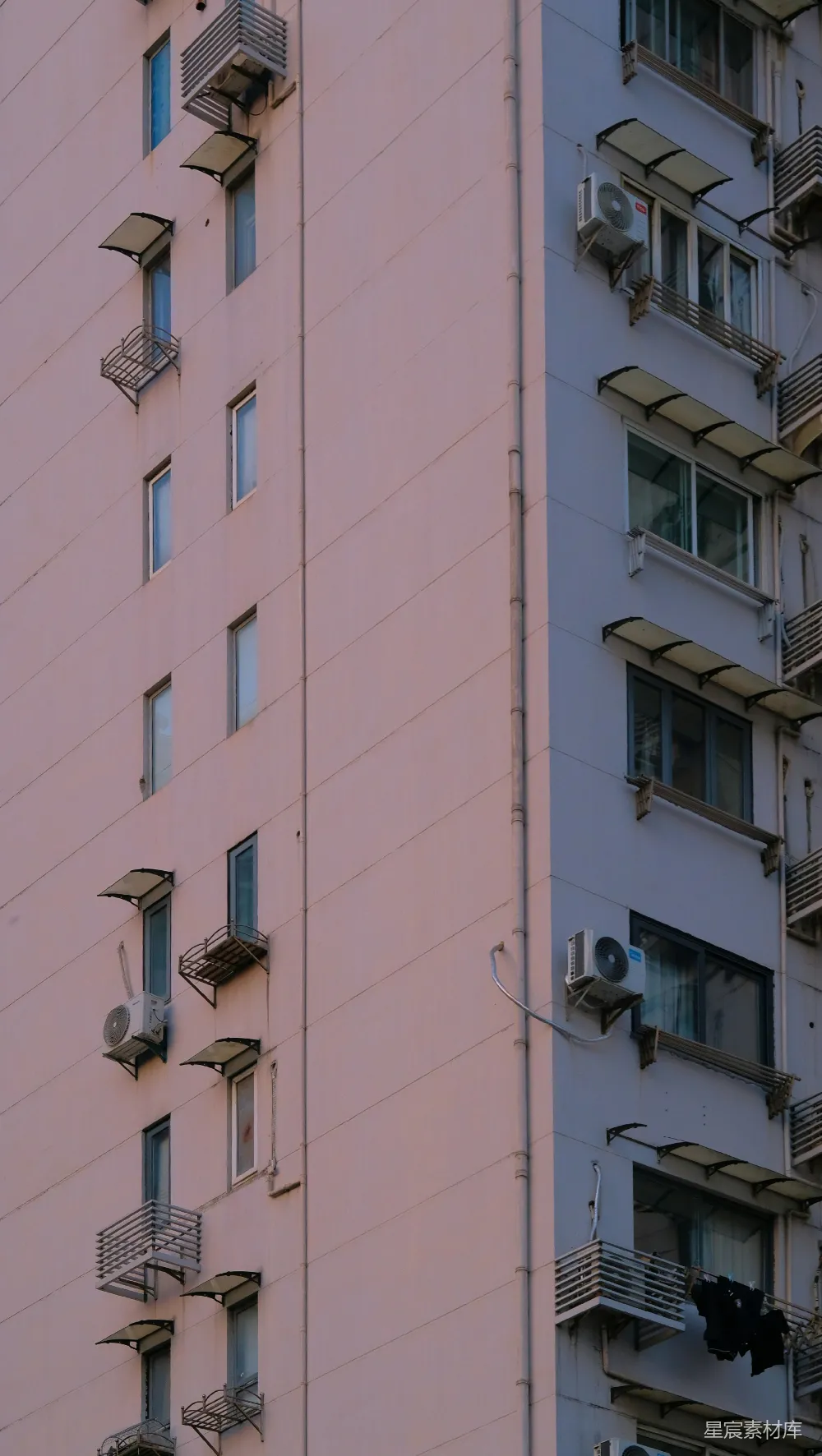 高清摄影  城市建筑的外墙，有许多窗户和空调。