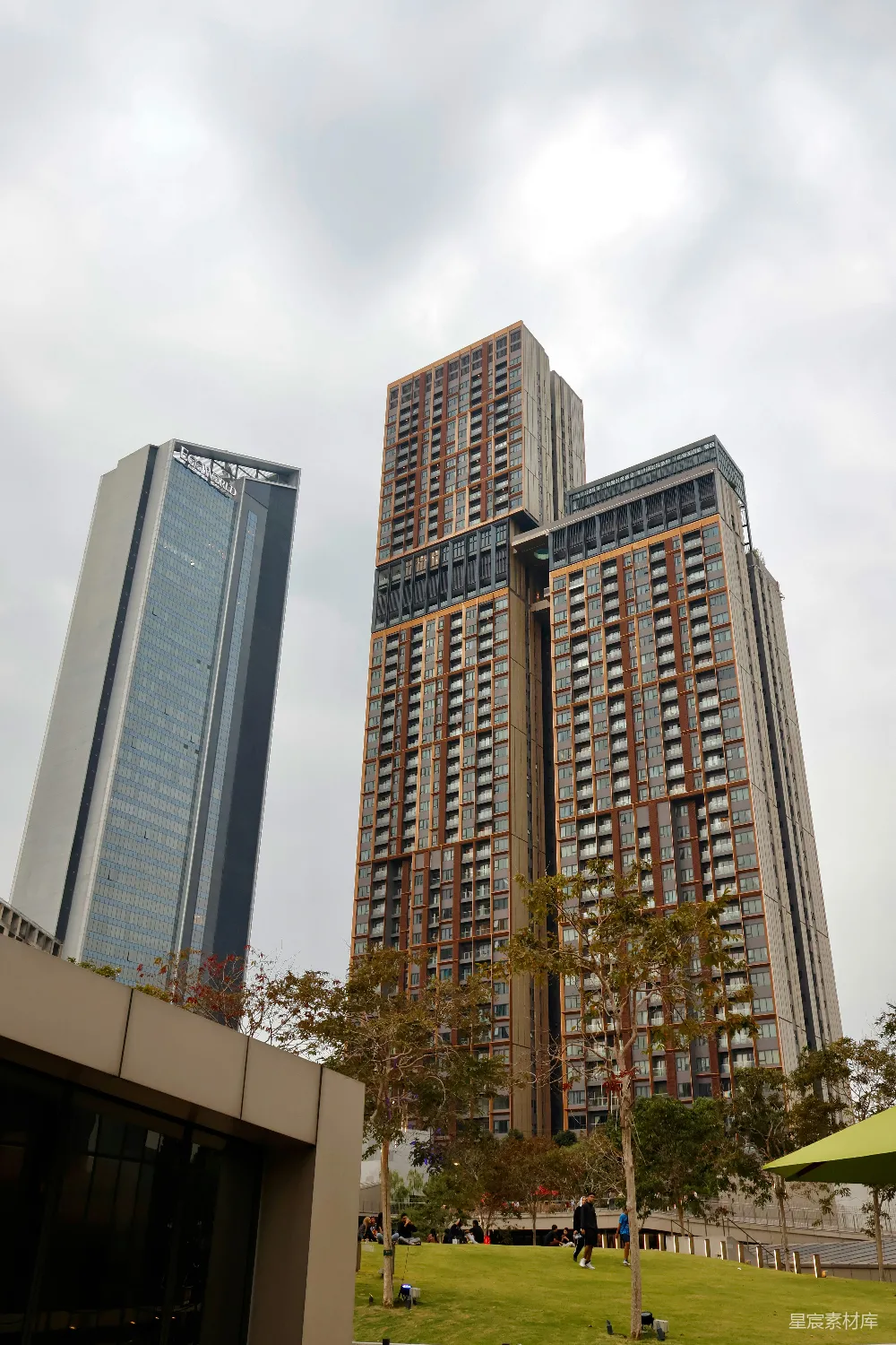 高清摄影  现代高层建筑高耸在绿意盎然的城市公园之上。
