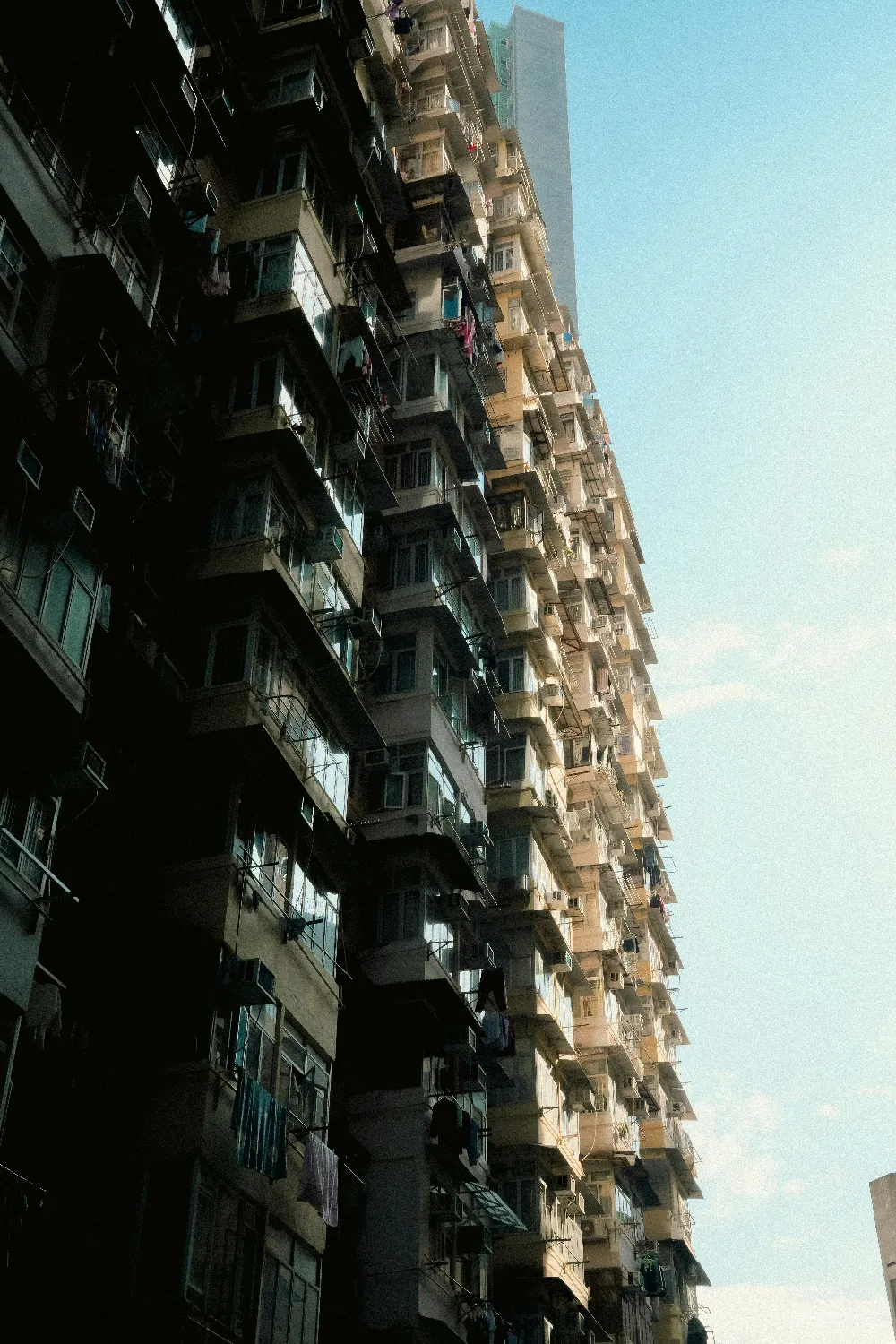 高清摄影  蓝天下的多层公寓楼，有许多阳台。