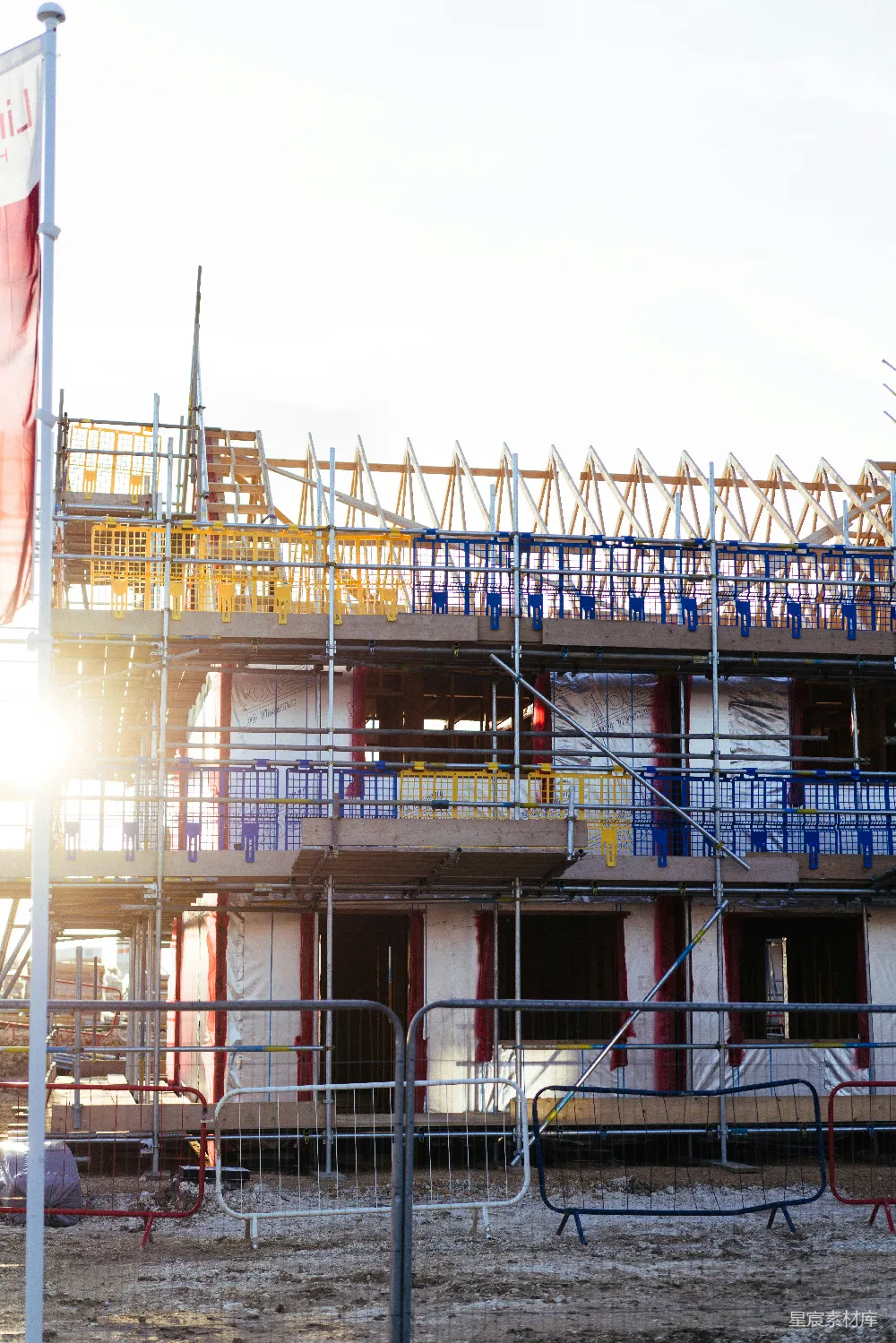 高清摄影  使用脚手架和材料进行建筑施工。