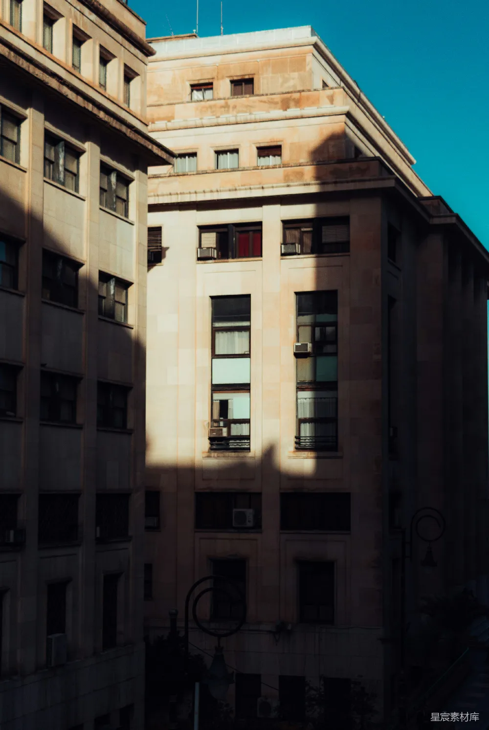 高清摄影  老建筑上的阳光与阴影