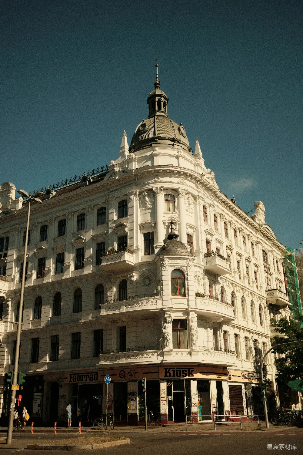 高清摄影 旅行 一座街道转角处的华丽白色建筑，顶部有一个圆顶。