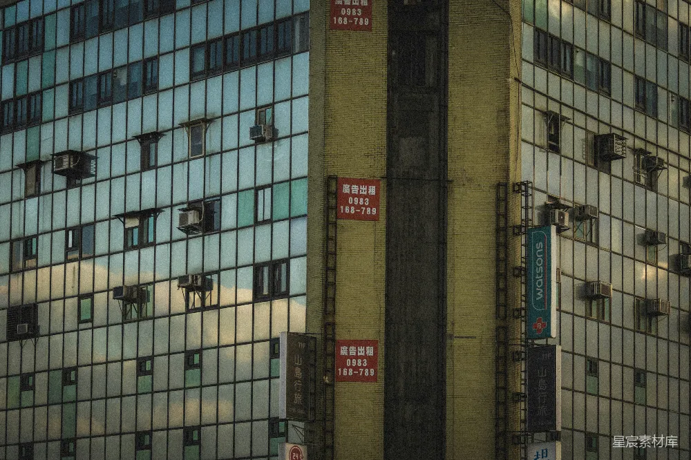 高清摄影  现代化的玻璃窗建筑和空调设施。