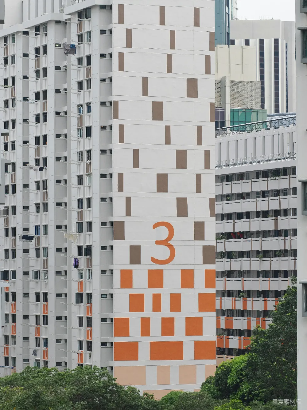 高清摄影  高层公寓建筑，外墙有图案装饰和编号标识。